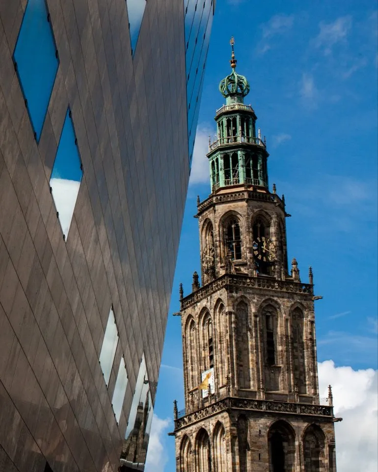 Afbeelding van de Martinitoren in Groningen met op de voorgrond een deel van het Forum