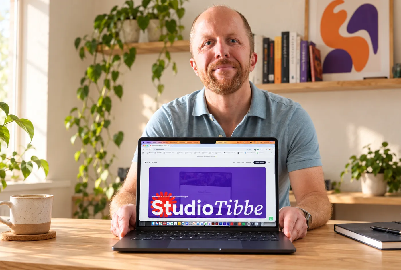 Foto van Jan Frederik Tibbe zittend achter zijn bureau